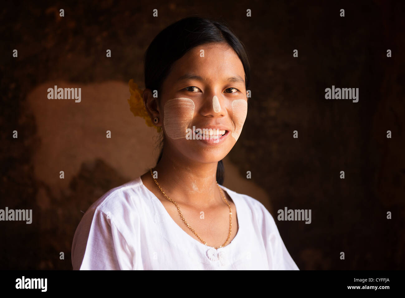 Myanmar-Mädchen mit Thanaka, eine gelblich-weiße Paste aus Boden Rinde hergestellt & als Kosmetikum und für Sonnenbrand Schutz verwendet. Stockfoto