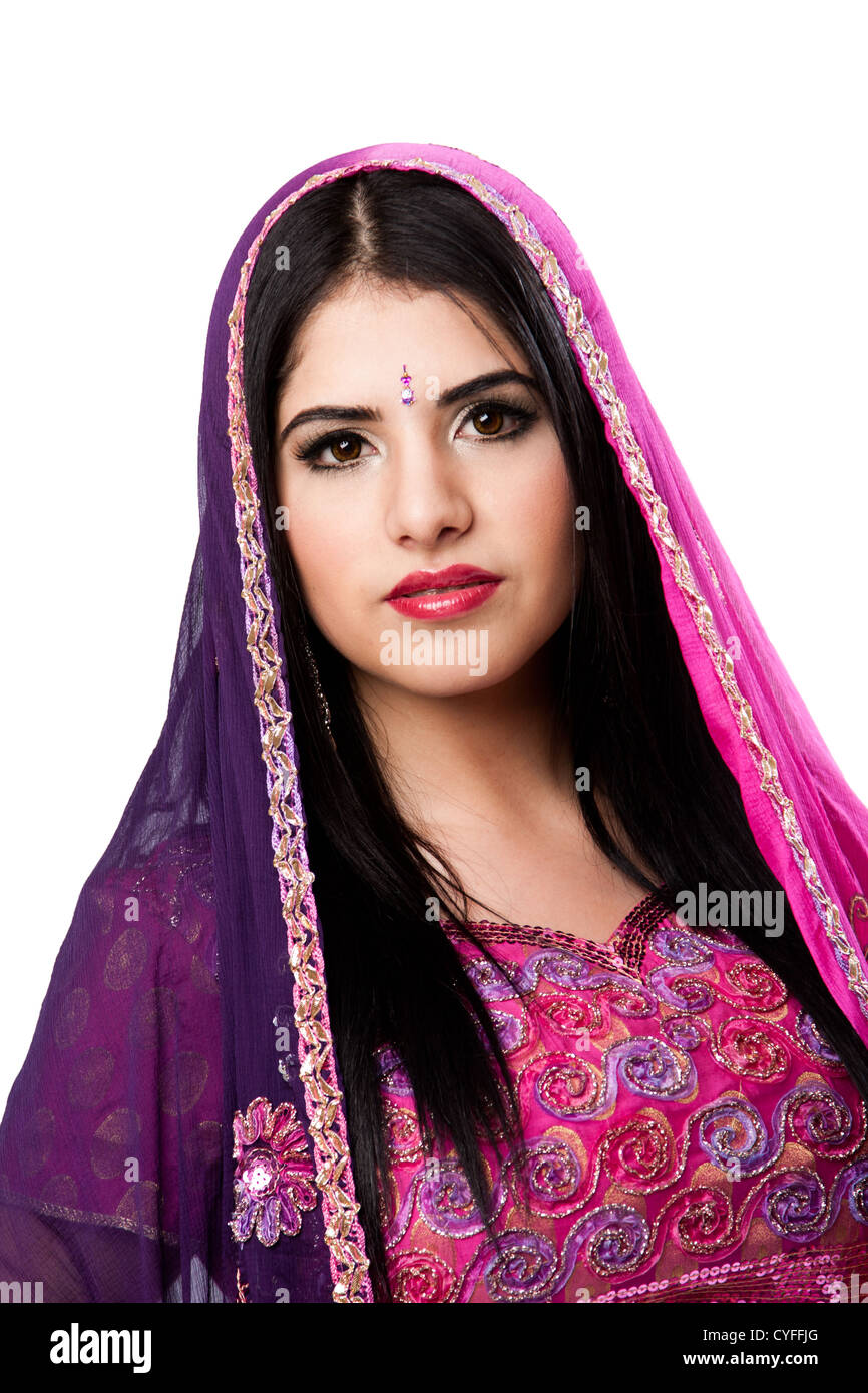 Gesicht der schönen Bengali indisch-hinduistischen Frau im bunten Kleid und Schleier, isoliert Stockfoto