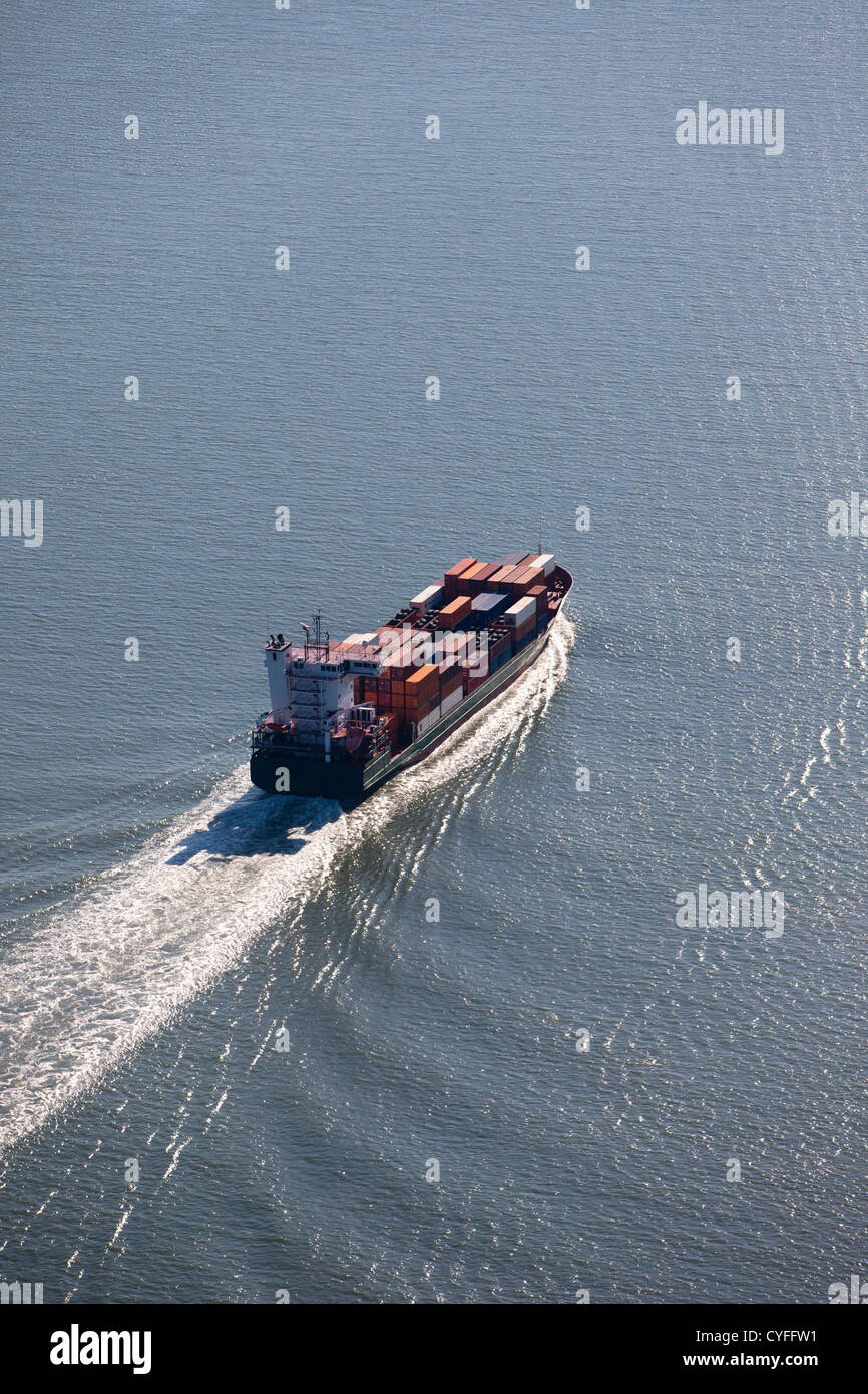 Den Niederlanden, Nieuw Namen. Containerschiff im Fluss der Westerschelde. Luft. Stockfoto