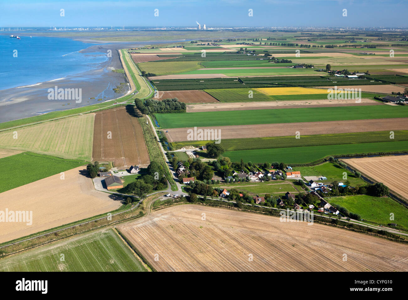 Den Niederlanden, verbessern. Weiler in der Nähe von Westerschelde Fluss. Luft. Stockfoto