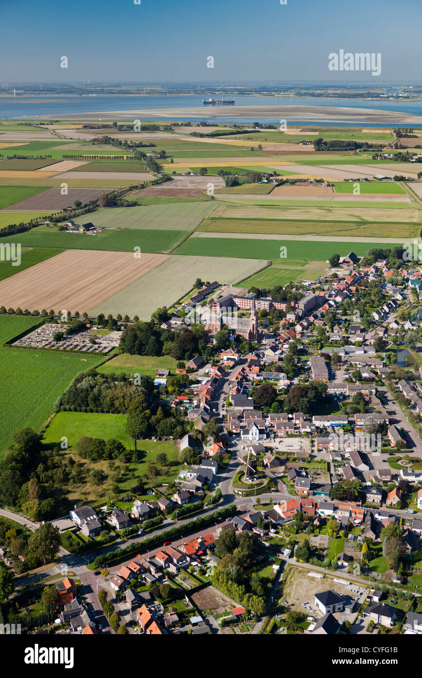 Den Niederlanden, verbessern. Dorf in der Nähe von Westerschelde Fluss. Luft. Stockfoto