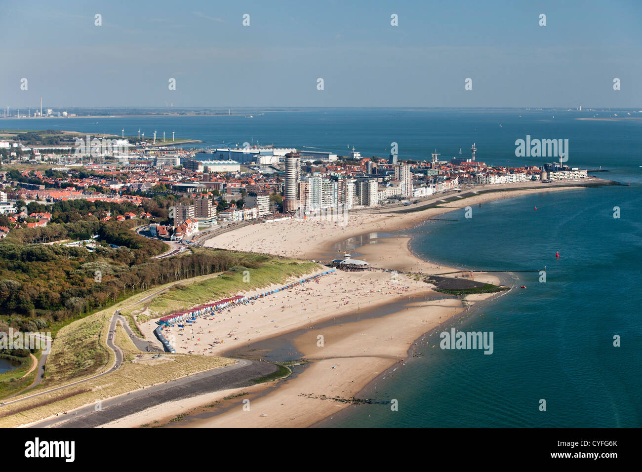 Niederlande, Vlissingen, Stadt und Strand in der Nähe von Westerschelde Fluss. Luft. Stockfoto