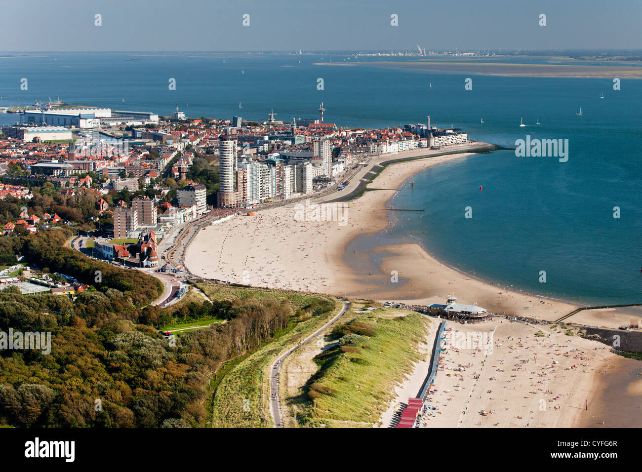 Niederlande, Vlissingen, Stadt und Strand in der Nähe von Westerschelde Fluss. Luft. Stockfoto