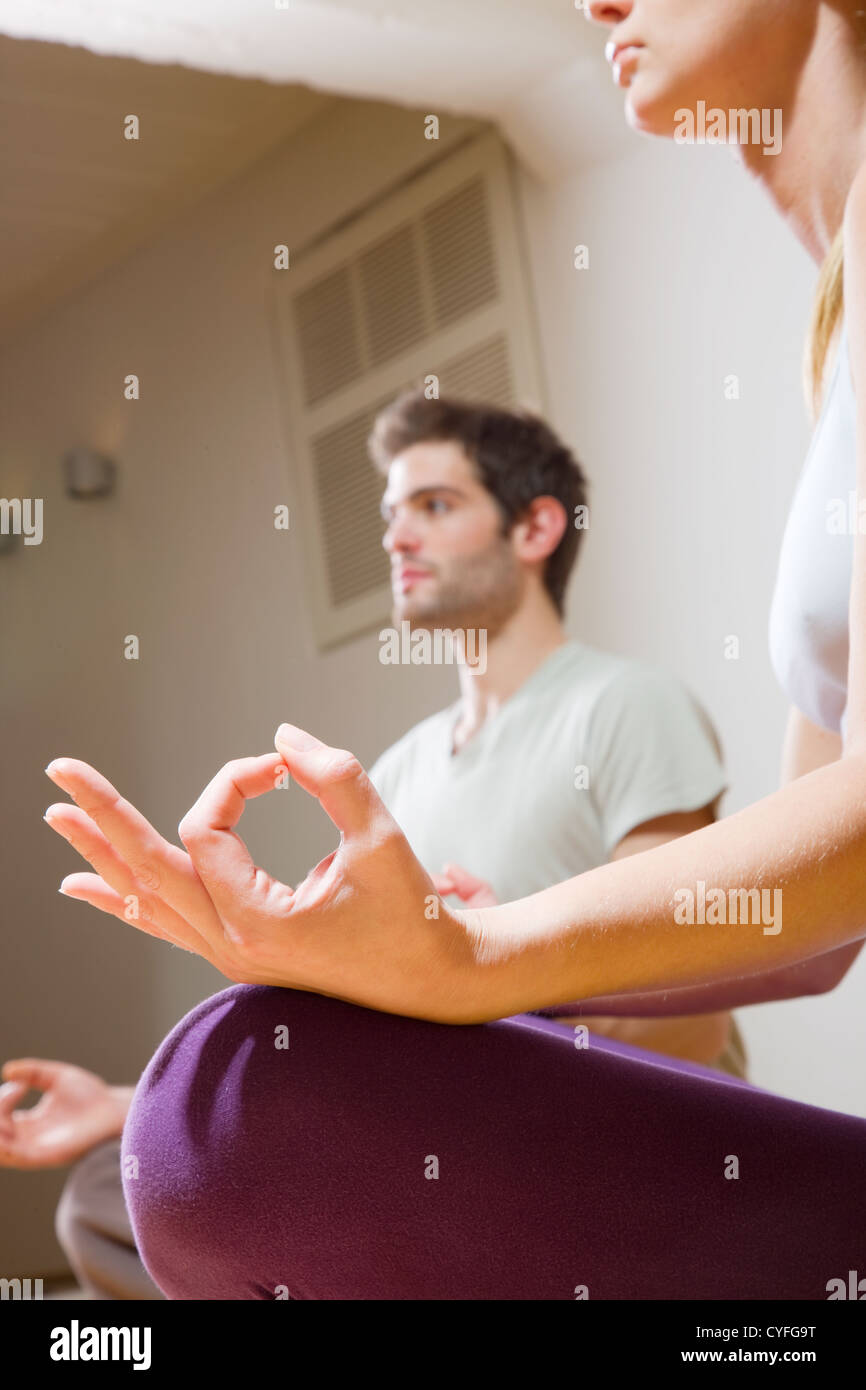 paar am Boden beim yoga Stockfoto