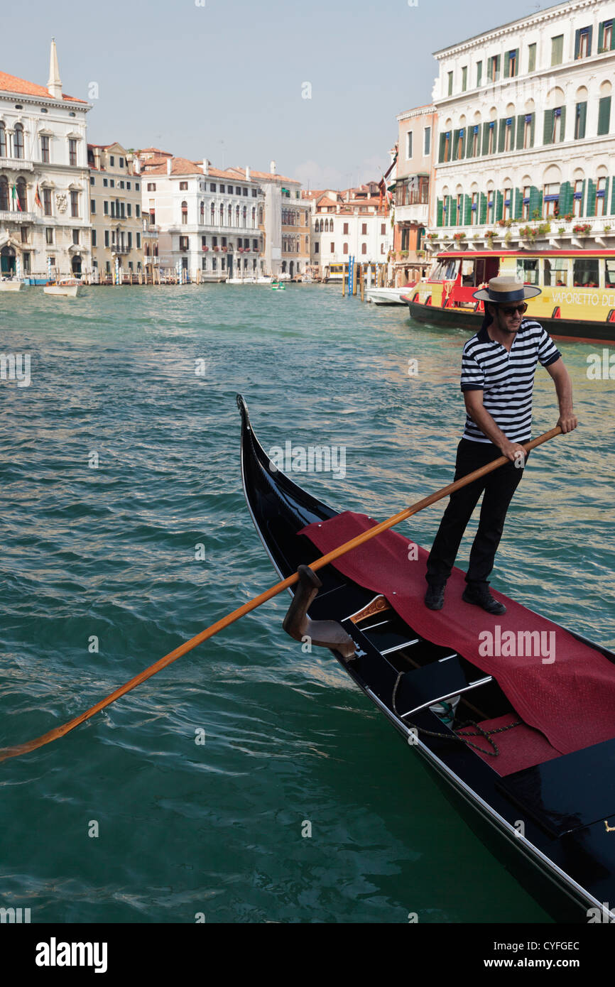 Gondoliere auf dem Canale Grande in Venedig abgespeckte Trachtenhemd und Stroh Strohhut Hut tragen Stockfoto