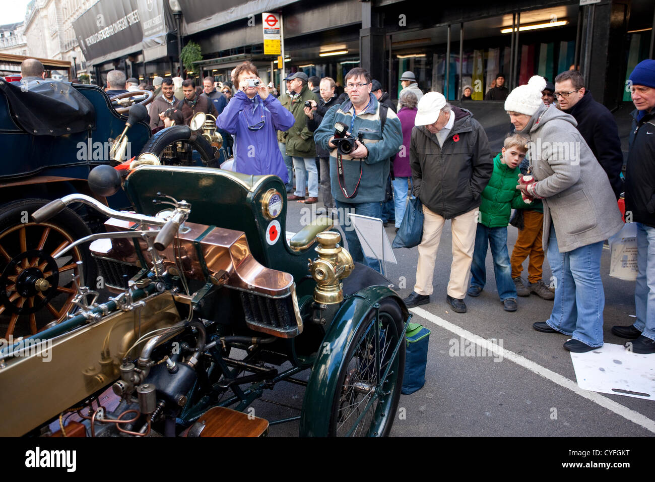 London, UK. 3. November 2012. Der Regent Street Motor Show. London, UK. 03.11.2012 Bild zeigt Oldtimer aufgereiht in der Regent Street, der größten kostenlosen motor Show im Vereinigten Königreich, wo Teilnehmer des London to Brighton Veteran Car Run an der Regent Street Motor Show am Samstag 3. November teilnehmen. Bildnachweis: Jeff Gilbert / Alamy Live News Stockfoto