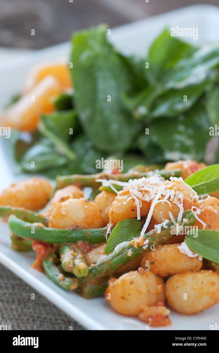 Köstliche hausgemachte Gnocchi mit frischen grünen Garten Stockfoto