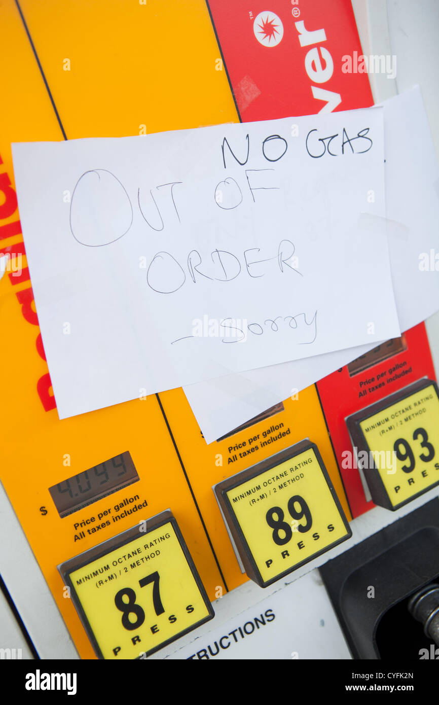 2. November 2012 - Danbury, Connecticut, USA - hängt ein '' No Gas'' Zeichen eine Kraftstoffpumpe an einer Shell-Tankstelle in Danbury, Connecticut auf Samstag, 3. November 2012. Tausende von Tankstellen laufen nach Hurrikan Sandy aus Gas in die Tri-State Area. (Bild Kredit: Nicolaus Czarnecki/ZUMAPRESS.com ©) Stockfoto