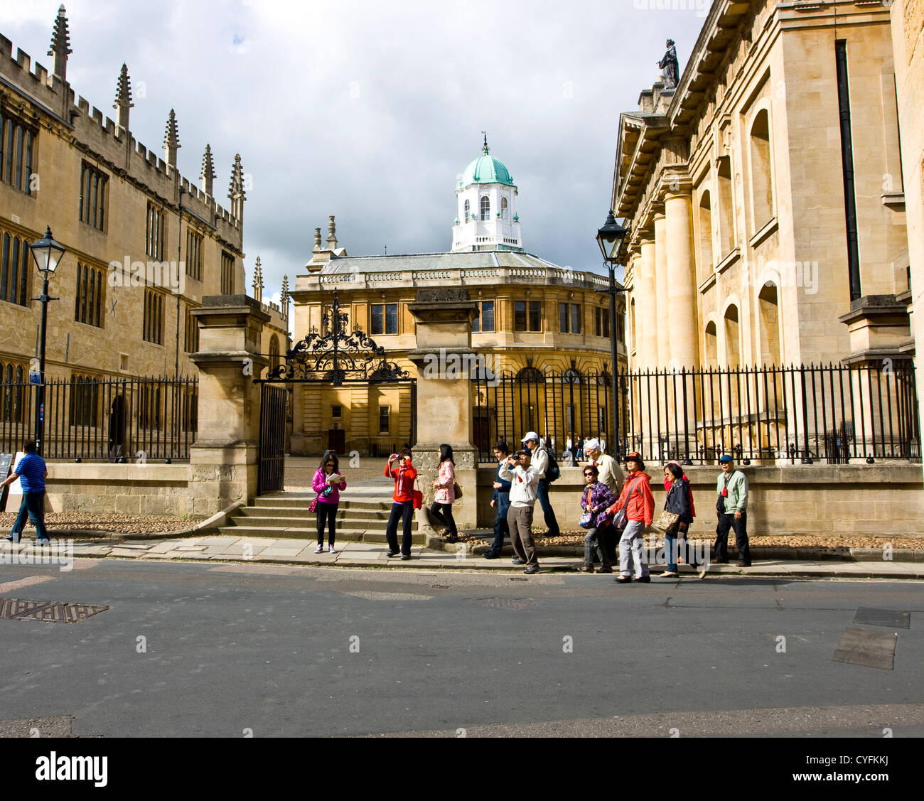 Sheldonian Theatre Center Bodleian Library Links Clarendon Gebäude rechts Oxford Oxfordshire England Europa Stockfoto