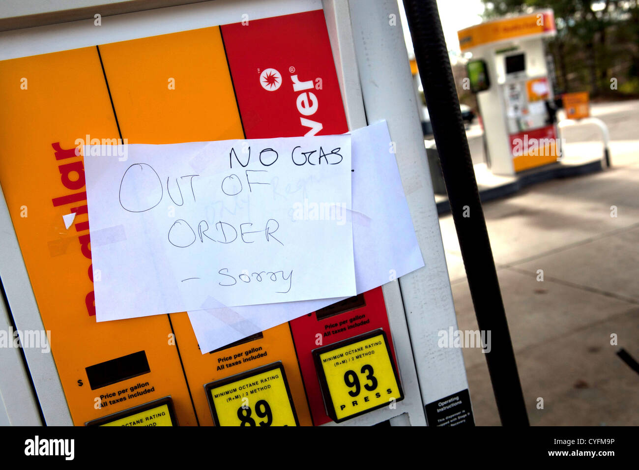 2. November 2012 - Danbury, Connecticut, USA - hängt ein '' No Gas'' Zeichen eine Kraftstoffpumpe an einer Shell-Tankstelle in Danbury, Connecticut auf Samstag, 3. November 2012. Tausende von Tankstellen laufen nach Hurrikan Sandy aus Gas in die Tri-State Area. (Bild Kredit: Nicolaus Czarnecki/ZUMAPRESS.com ©) Stockfoto