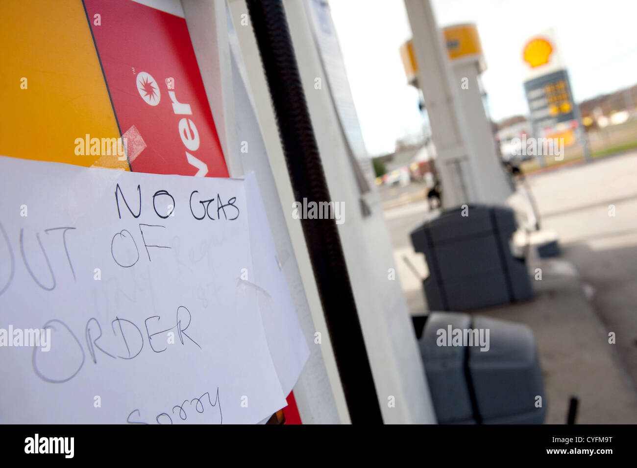 2. November 2012 - Danbury, Connecticut, USA - hängt ein '' No Gas'' Zeichen eine Kraftstoffpumpe an einer Shell-Tankstelle in Danbury, Connecticut auf Samstag, 3. November 2012. Tausende von Tankstellen laufen nach Hurrikan Sandy aus Gas in die Tri-State Area. (Bild Kredit: Nicolaus Czarnecki/ZUMAPRESS.com ©) Stockfoto