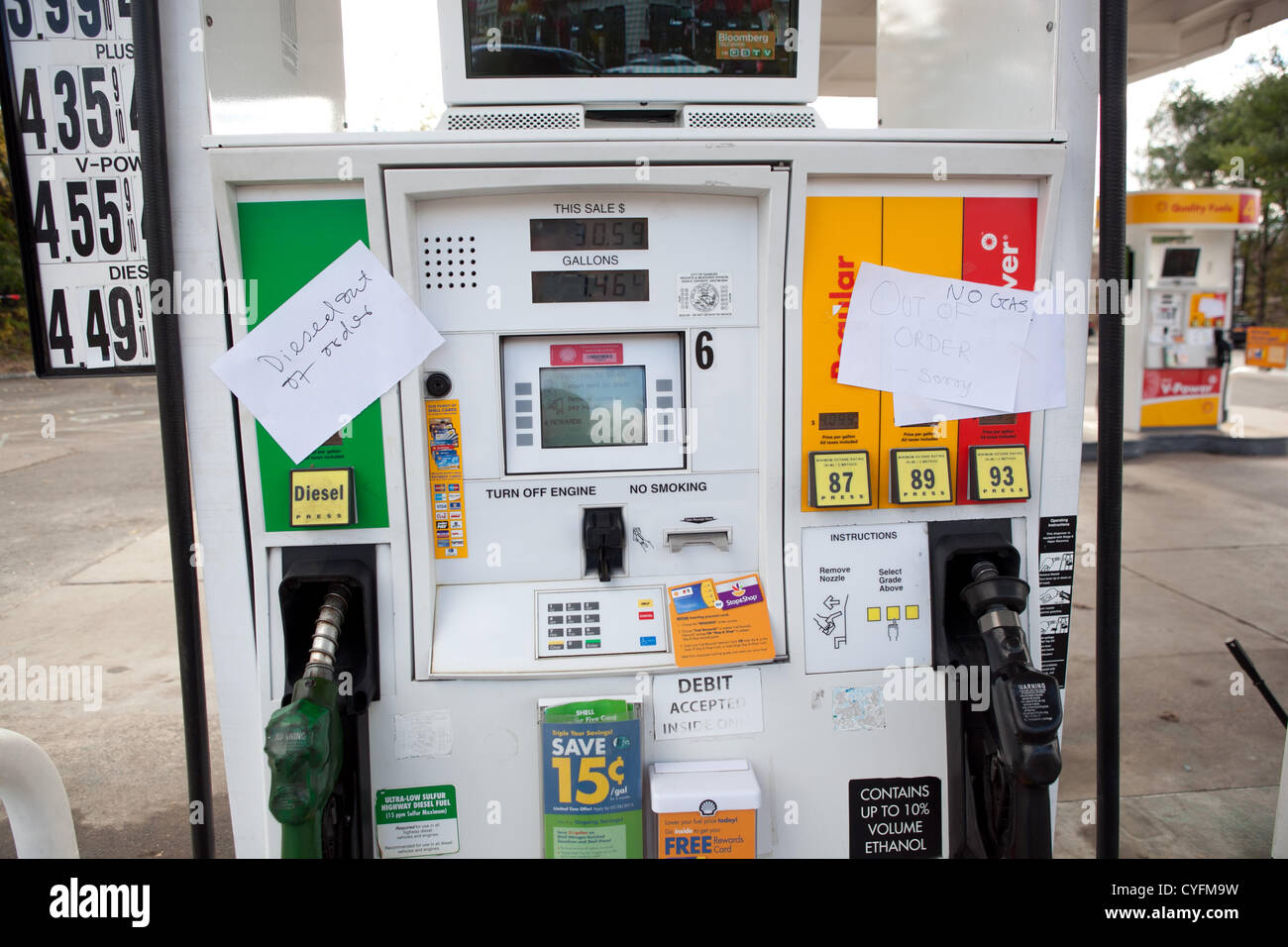 2. November 2012 - Danbury, Connecticut, USA - hängt ein '' No Gas'' Zeichen eine Kraftstoffpumpe an einer Shell-Tankstelle in Danbury, Connecticut auf Samstag, 3. November 2012. Tausende von Tankstellen laufen nach Hurrikan Sandy aus Gas in die Tri-State Area. (Bild Kredit: Nicolaus Czarnecki/ZUMAPRESS.com ©) Stockfoto