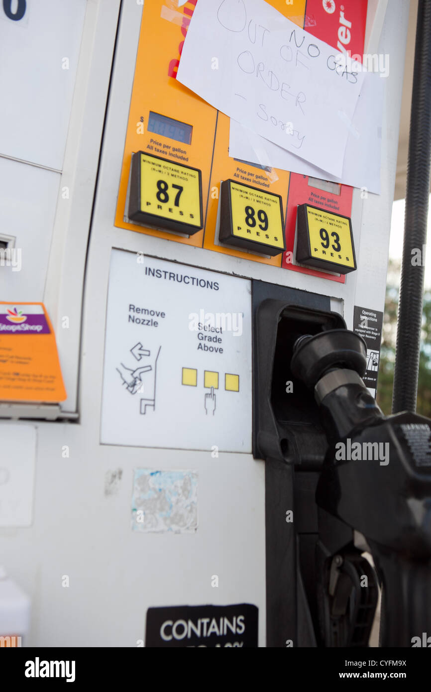 2. November 2012 - Danbury, Connecticut, USA - hängt ein '' No Gas'' Zeichen eine Kraftstoffpumpe an einer Shell-Tankstelle in Danbury, Connecticut auf Samstag, 3. November 2012. Tausende von Tankstellen laufen nach Hurrikan Sandy aus Gas in die Tri-State Area. (Bild Kredit: Nicolaus Czarnecki/ZUMAPRESS.com ©) Stockfoto