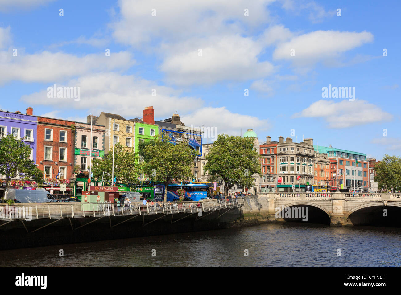 Blick über den Fluss Liffey, farbenfrohen am Flussufer Gebäuden auf Batchelor Spaziergang durch O' Connell Bridge in Dublin Stadt Irland Irland Stockfoto