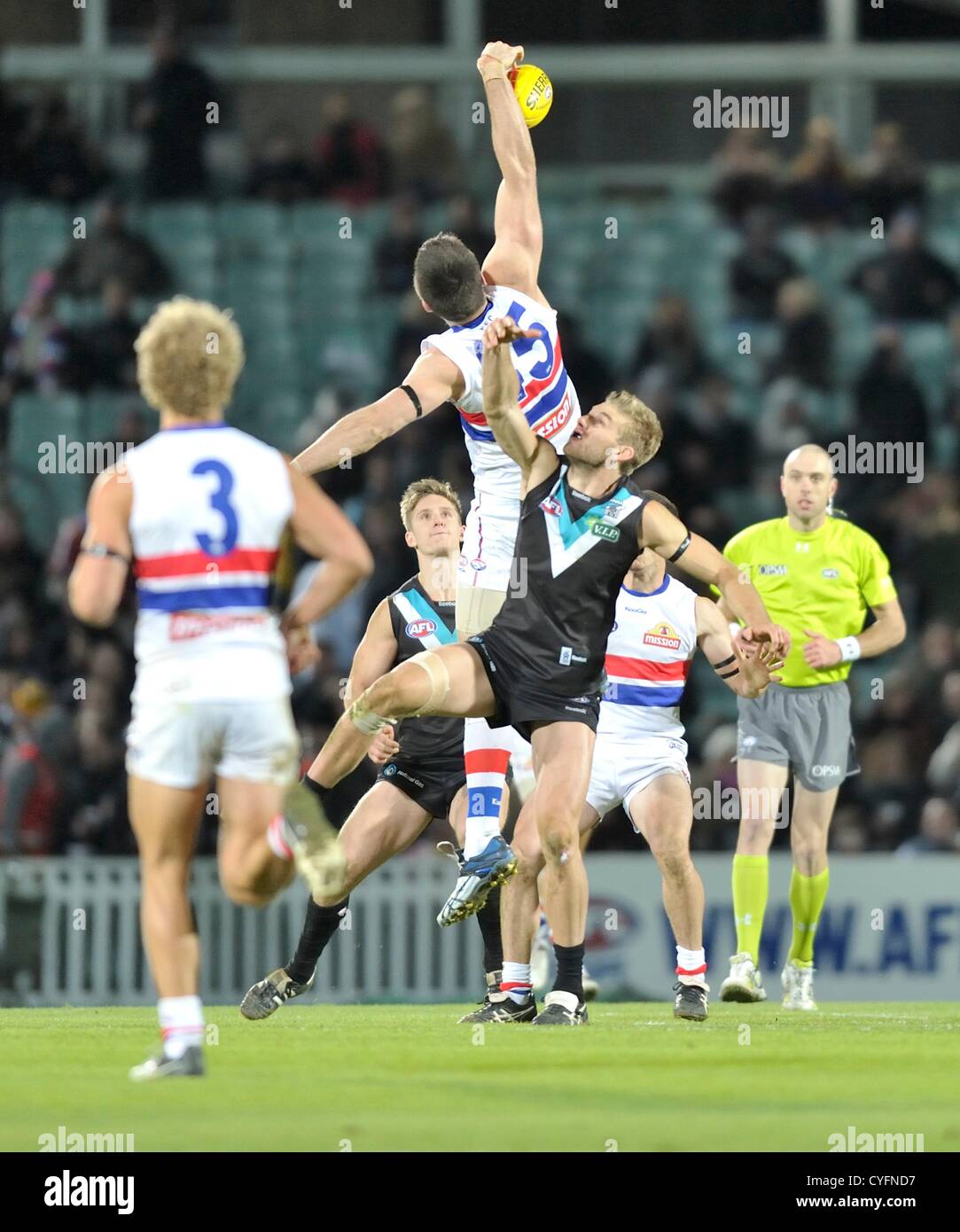 03.11.2012 London, England. Aktion während der Aussie Regeln AFL European Challenge Cup-Spiel zwischen Port Adelaide und Western Bulldogs aus dem Kia Oval. Stockfoto