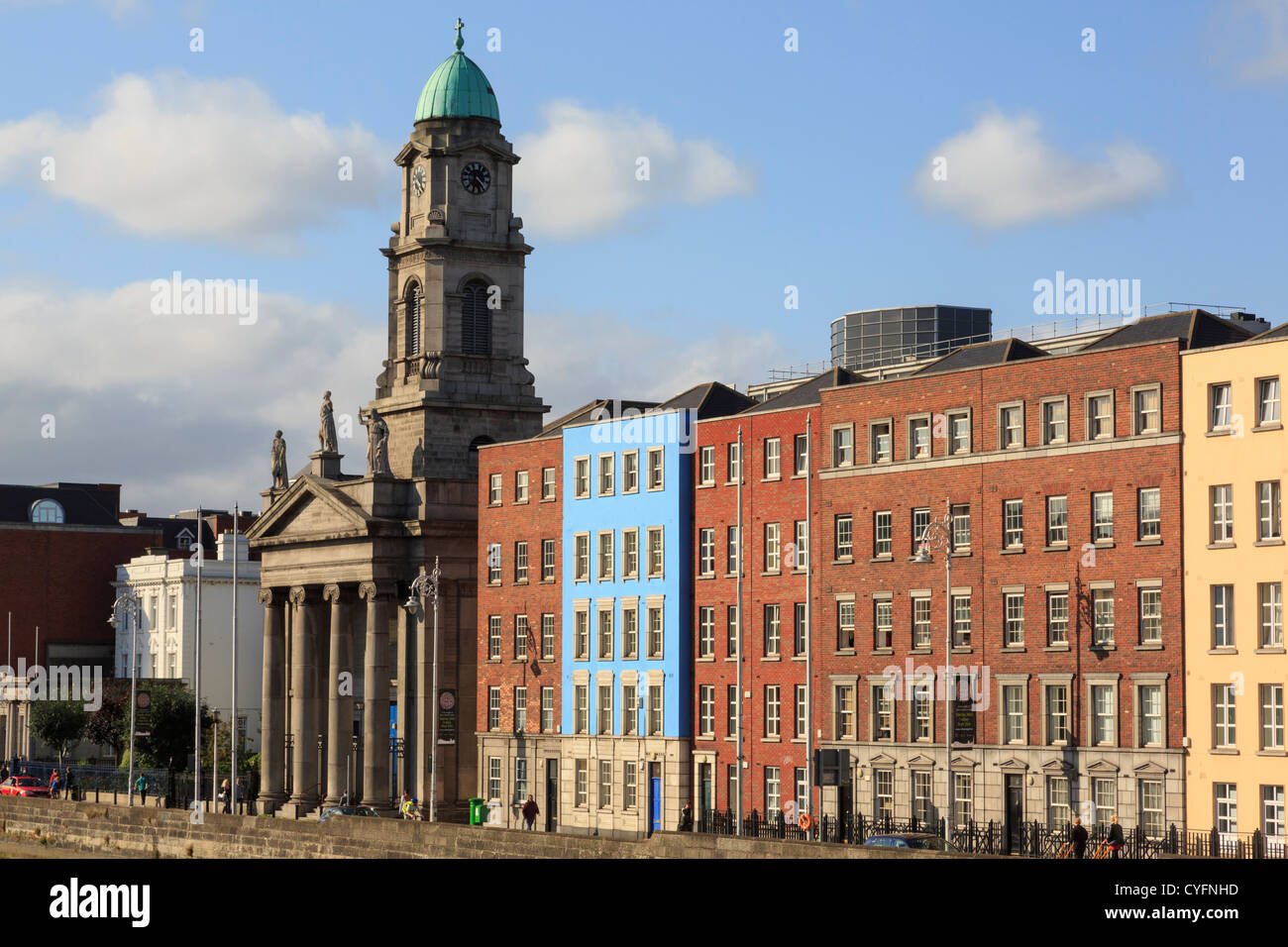 Str. Pauls Kirche erbaut 1837 und am Flussufer Bauten auf Arran Quay, Dublin, Republik Irland, Eire Stockfoto