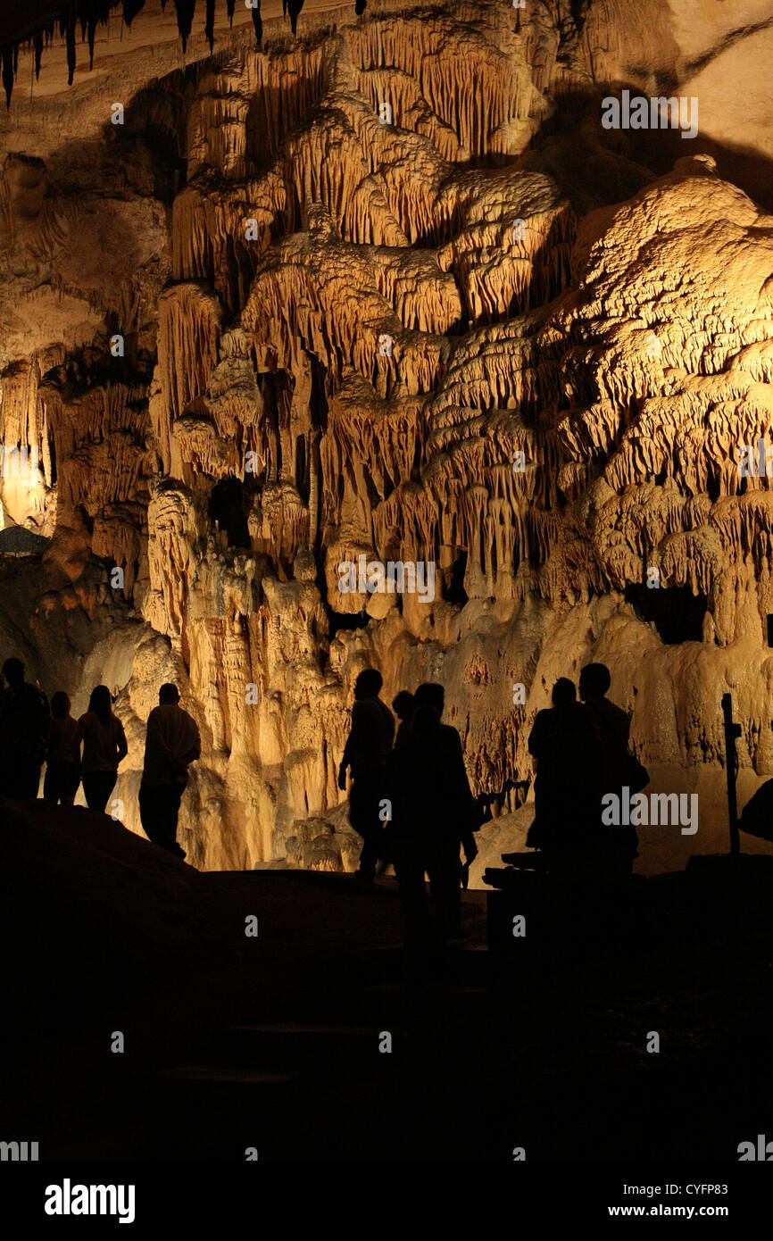 Silhouette Passanten vorbei Stalaktit Formationen in der Grotte de St Marcel Stockfoto