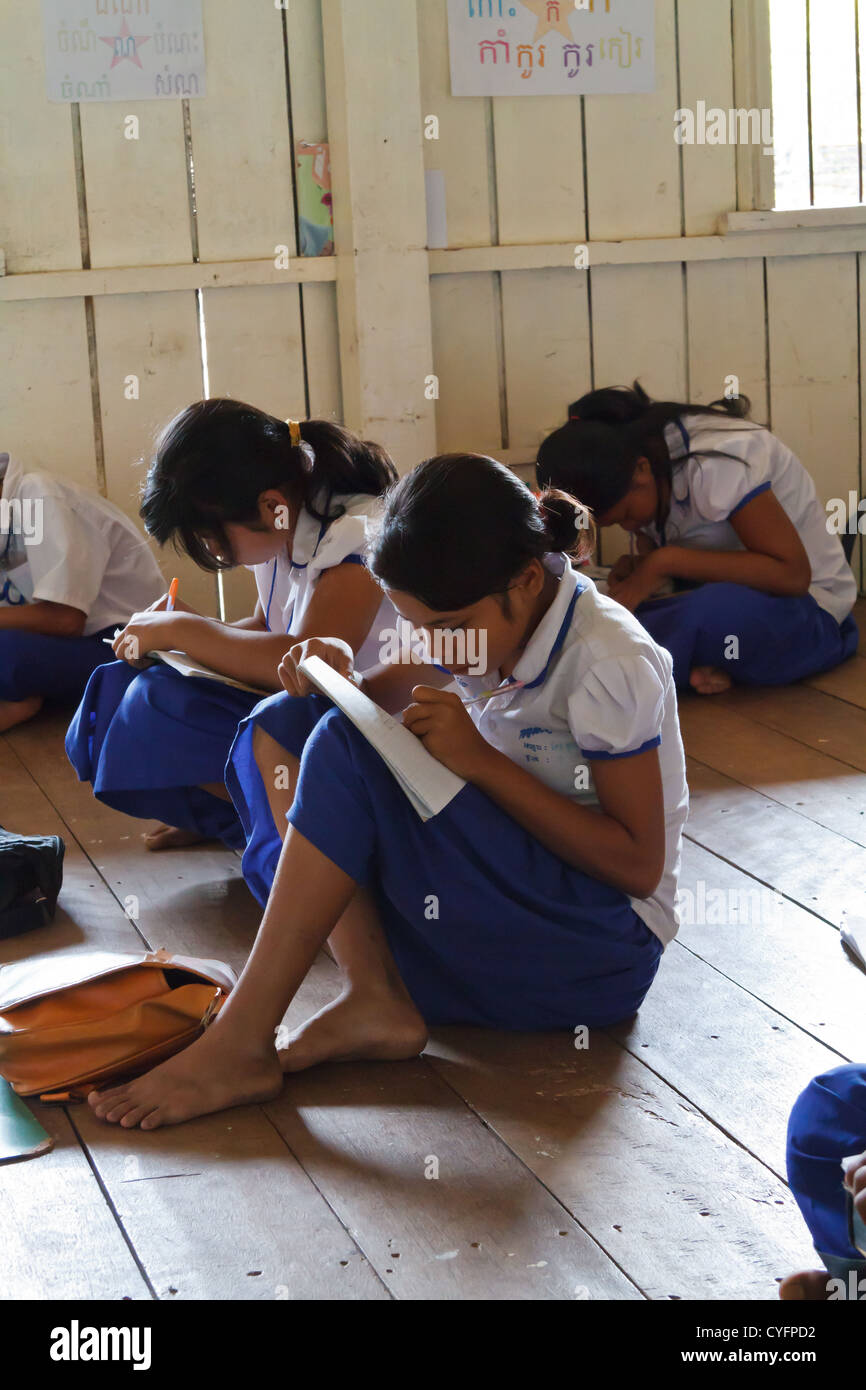 Schülerinnen und Schüler in einem Klassenzimmer der NGO Pour un Sourire d ' Enfant in Phnom Penh, Kambodscha Stockfoto