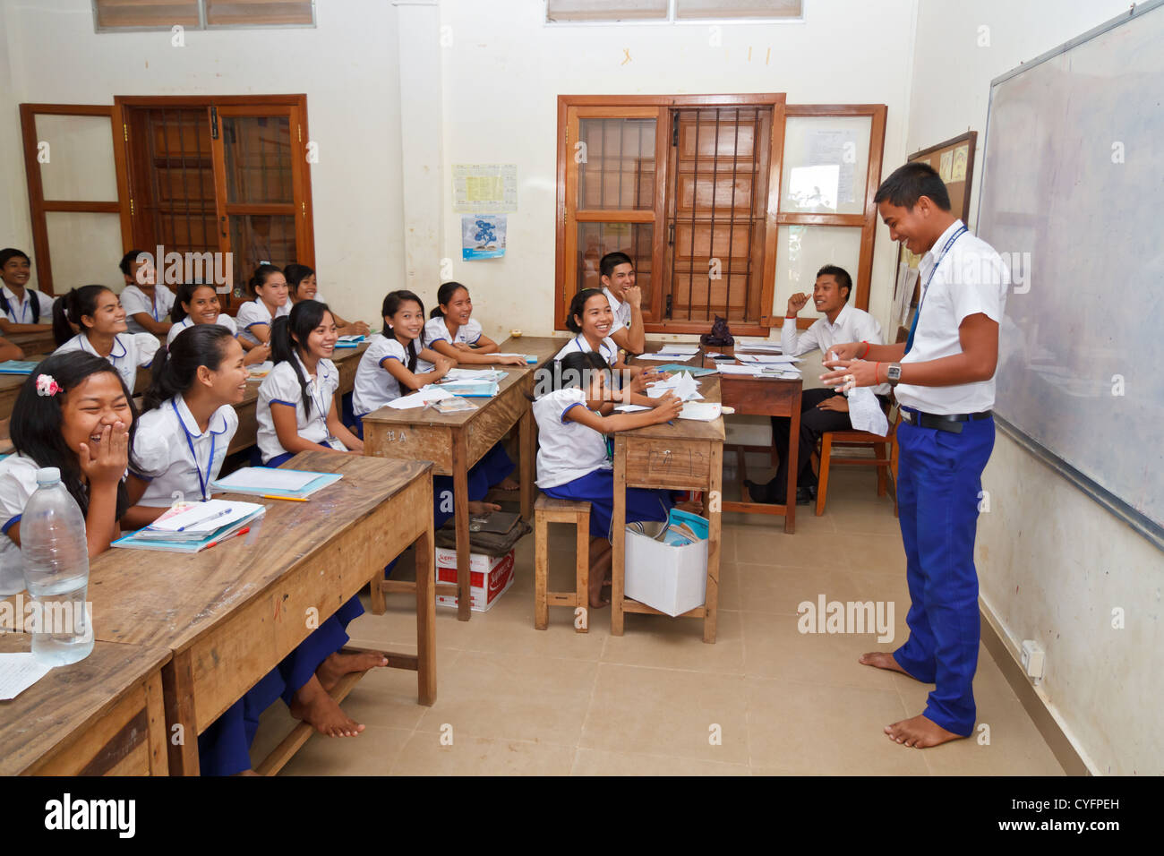 Schülerinnen und Schüler in einem Klassenzimmer der NGO Pour un Sourire d ' Enfant in Phnom Penh, Kambodscha Stockfoto