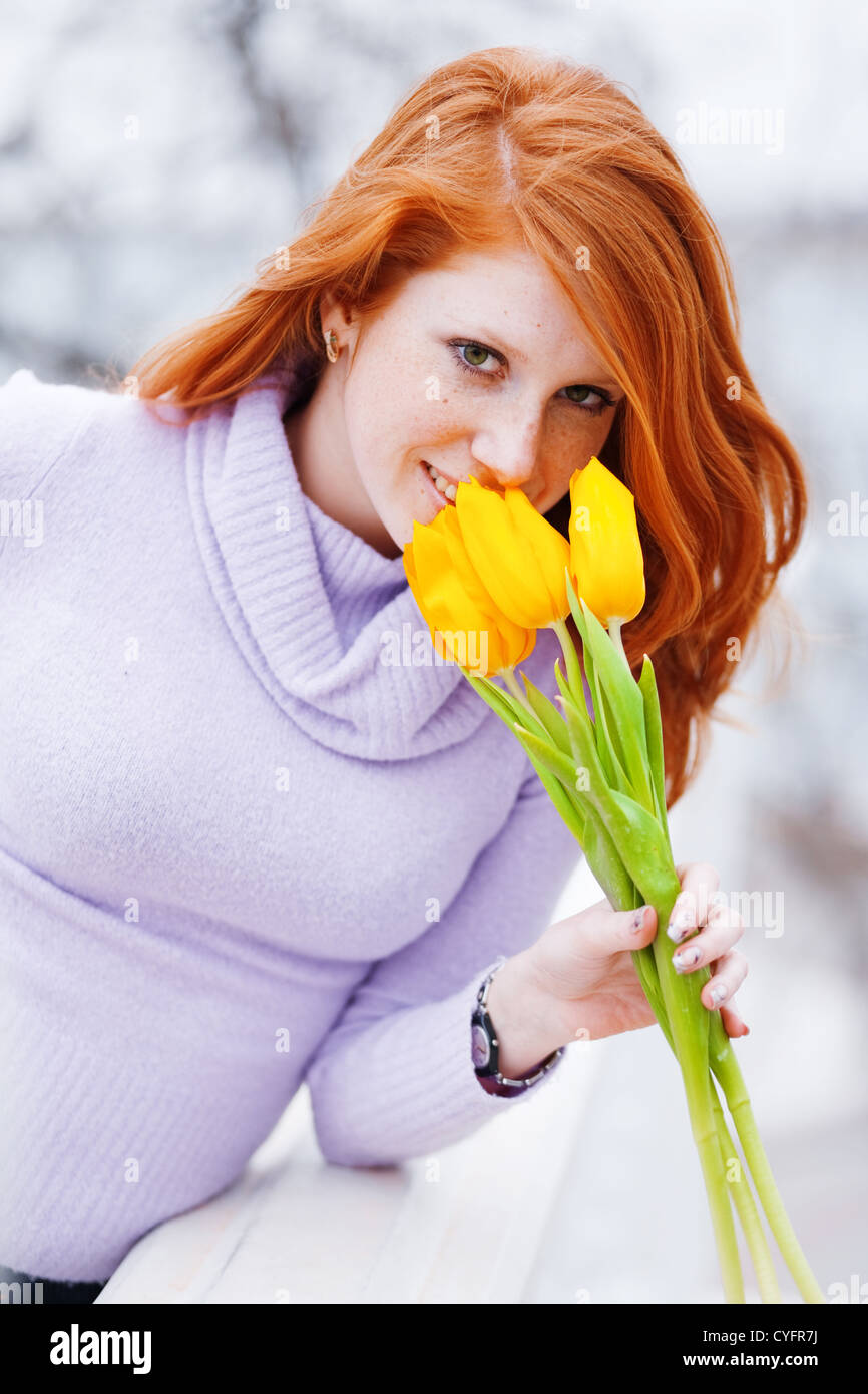 Schöne Frau duftender Frühlingsblumen Stockfoto
