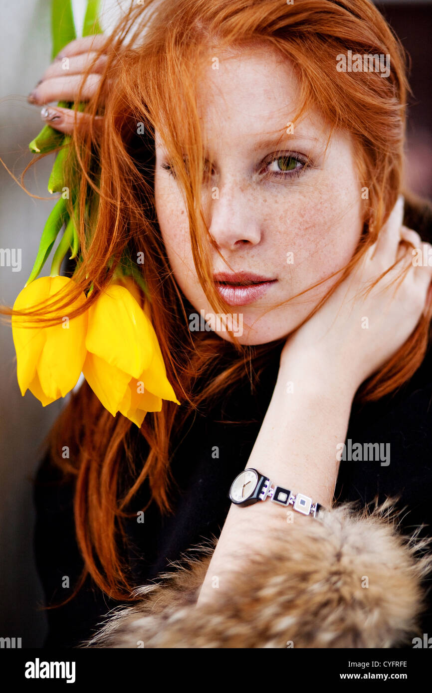 Porträt von schönen Mädchen mit Frühlingsblumen Stockfoto