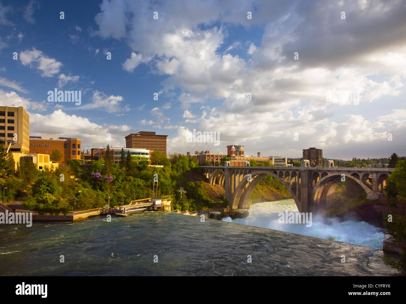 WA05552-00... WASHINGTON - der Spokane River donnernd über die Fälle dann durch die Monroe Street Bridge in der Innenstadt von Spokane. Stockfoto