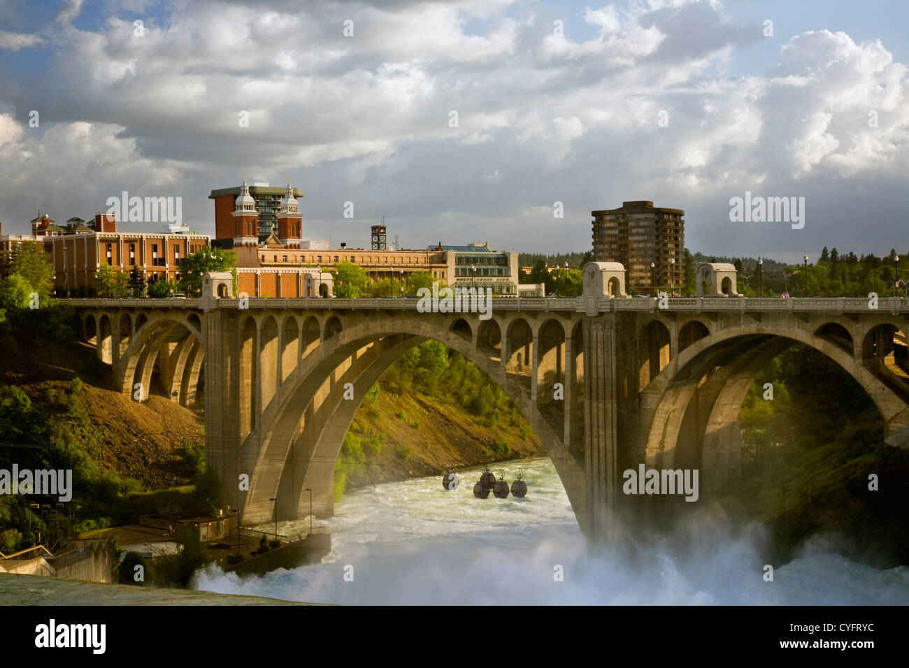 WA05553-00... WASHINGTON - der Spokane River donnernd über die Fälle dann durch die Monroe Street Bridge in der Innenstadt von Spokane. Stockfoto