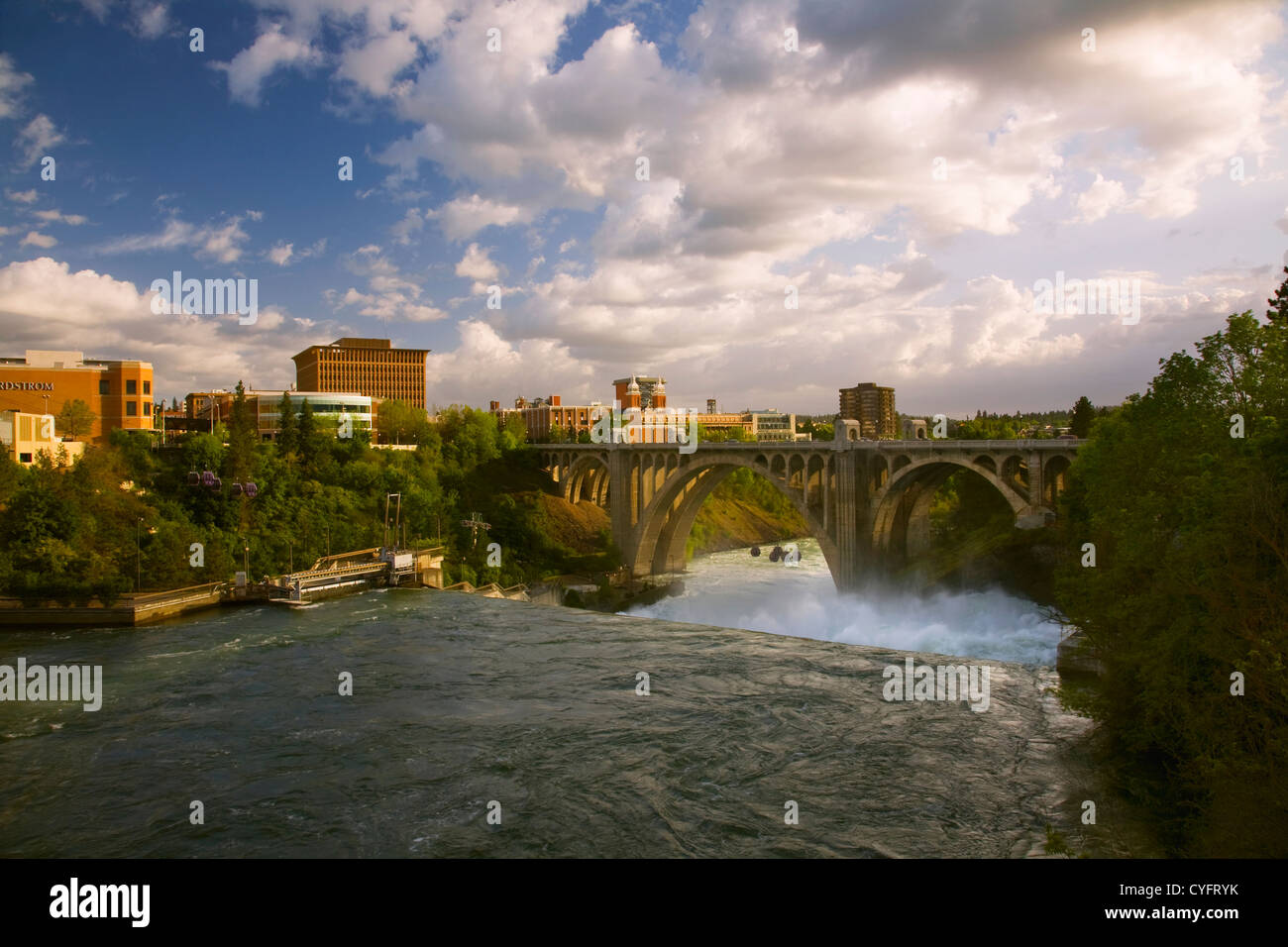 WA05554-00... WASHINGTON - der Spokane River donnernd über die Fälle dann durch die Monroe Street Bridge in der Innenstadt von Spokane. Stockfoto