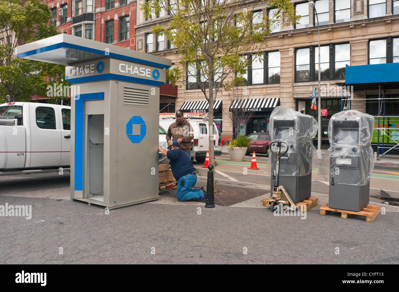 New York, NY - 2 November 2012 Arbeiter installieren Notfall Chase Geldautomaten mit elektrischen Generatoren, versorgt werden, so dass Lower Manhattan Bewohner in der Nachmahd des Hurrikans Sandy ihre Bankkonten zugreifen können. Stockfoto