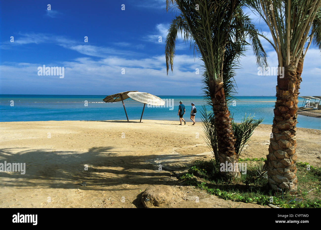 Ägypten, Hurghada, Rotes Meer. Touristen zu Fuß am Strand. Stockfoto