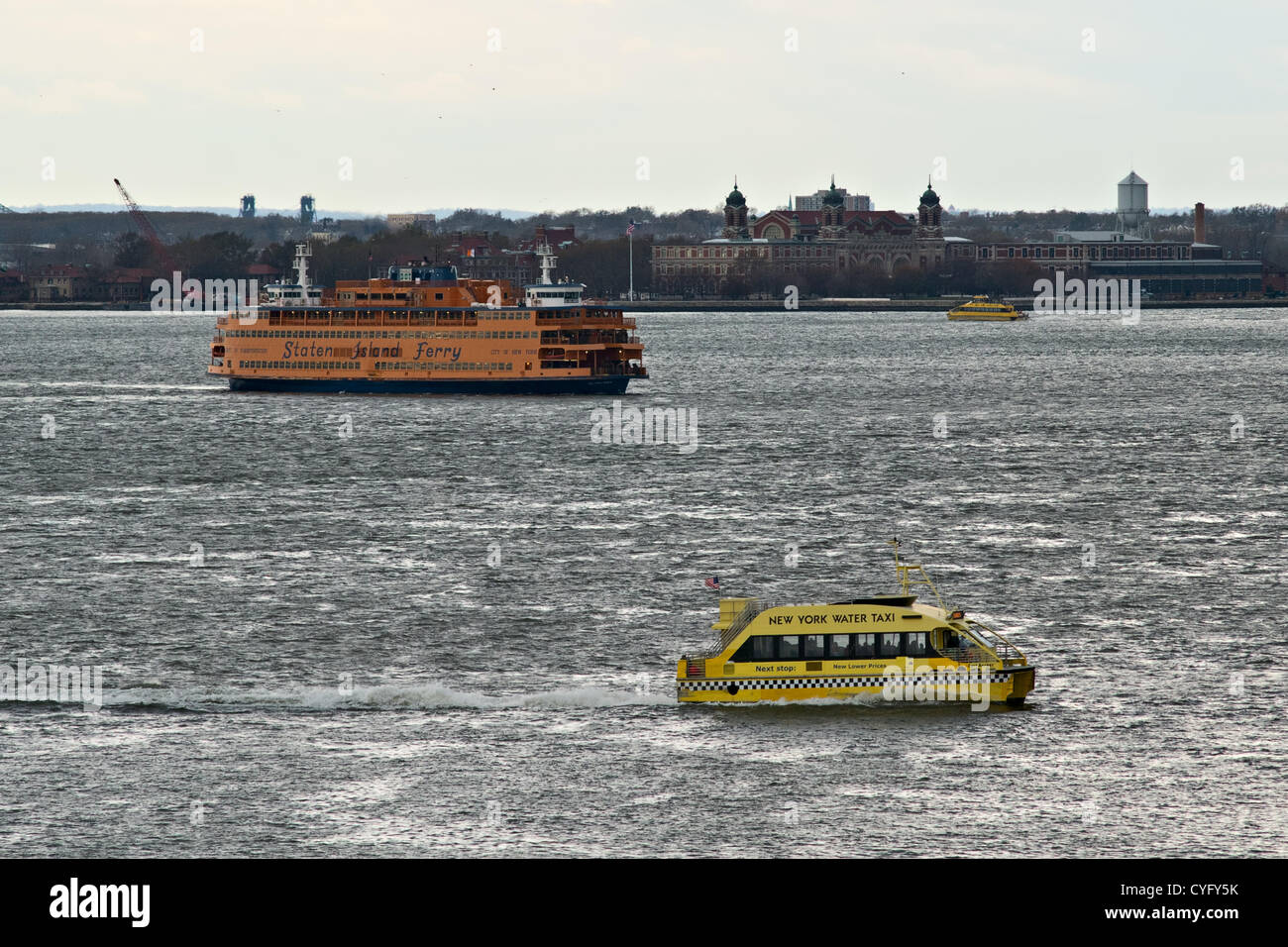 2. November 2012, New York, NY, USA.  Eine Fähre nach Staten Island bewegt sich zwischen zwei New York Water Taxi-Boote.  Staten Island Fähre zwischen Staten Island und Manhattan, vier Tage nach dem Hurrikan Sandy öffentlichen Verkehrsmittel von New York verkrüppelt wieder aufgenommen. Stockfoto