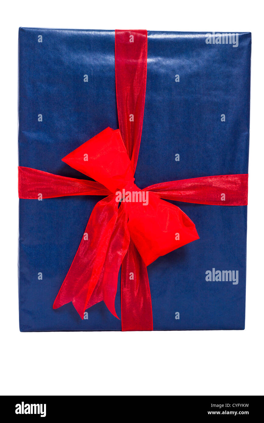 Großen blauen Geschenkbox mit rotem Band, isoliert auf weißem Hintergrund. Stockfoto