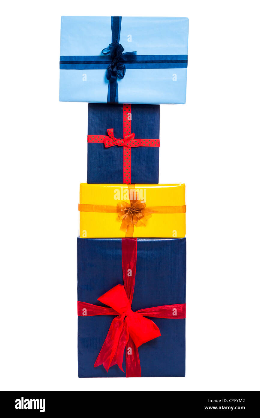 Stapel von bunten Geschenken mit Band, isoliert auf weißem Hintergrund. Stockfoto