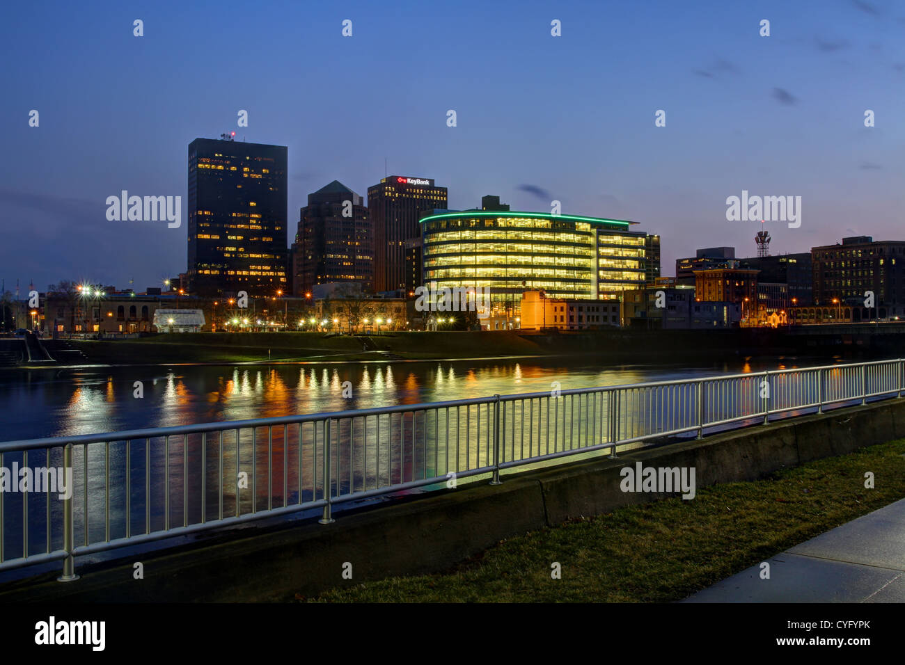 Am Abend Stadtbild von Dayton, Ohio, USA. Key Bank Logo sichtbar. Stockfoto