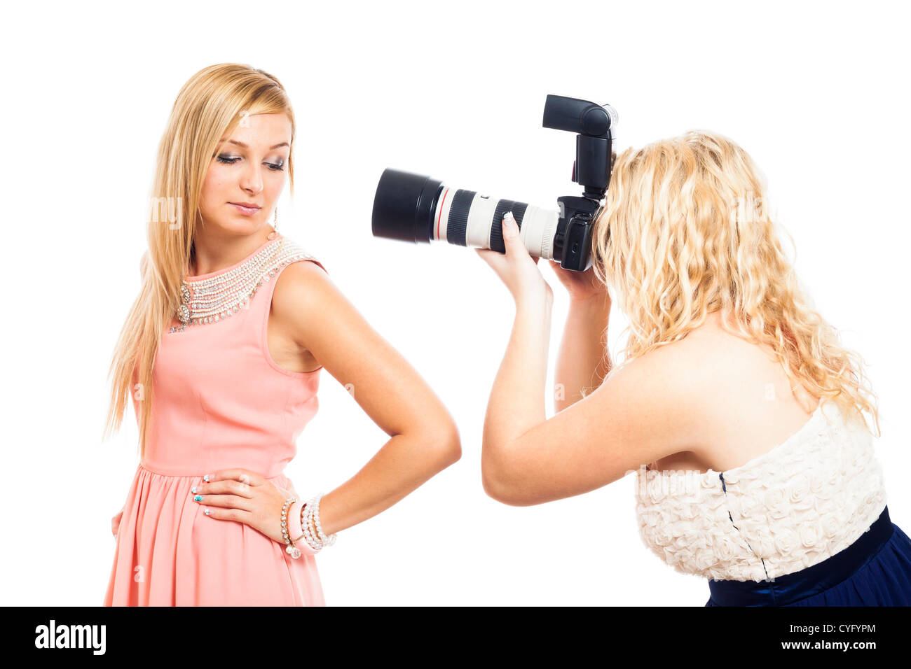 Modefotograf weibliche Arbeit mit Modell, isoliert auf weißem Hintergrund. Stockfoto