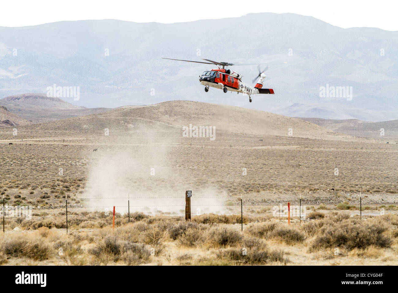 Ein Marine Seahawk Hubschrauber von Naval Air Station Fallon schweben während Flug-Übungen am Flughafen Fernley Nevada Stockfoto