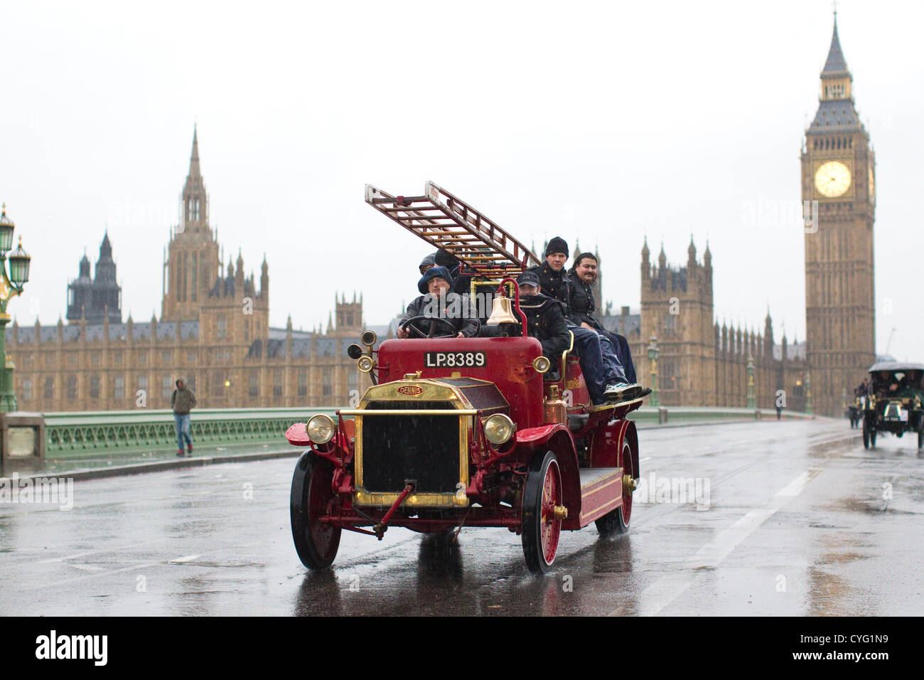 Royal Automobile Club jährliche Veteran Car laufen London to Brighton. 04.11.2012 zeigt Bild 1916 Dennis Fire Engine Westminster Brücke, eine der vielen klassischen Fahrzeugen, die Teilnahme in der diesjährigen London, Brighton Veteran Car Run 2012 im Hyde Park im Zentrum von London beginnend und endend an der Strandpromenade auf der Sussex Resort von Brighton Stockfoto