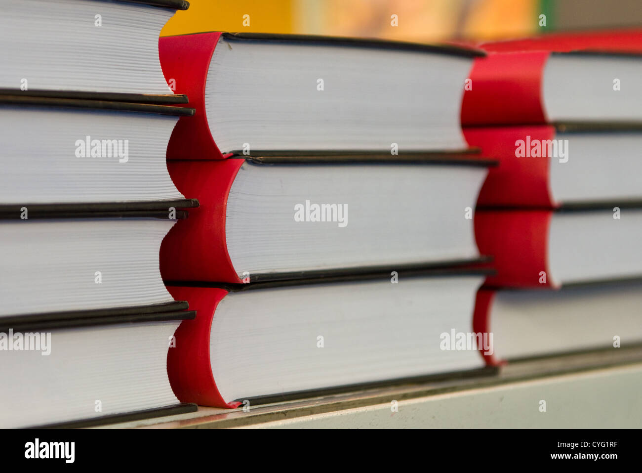 Stapel Bücher auf Holzdeck Tabelle Stockfoto
