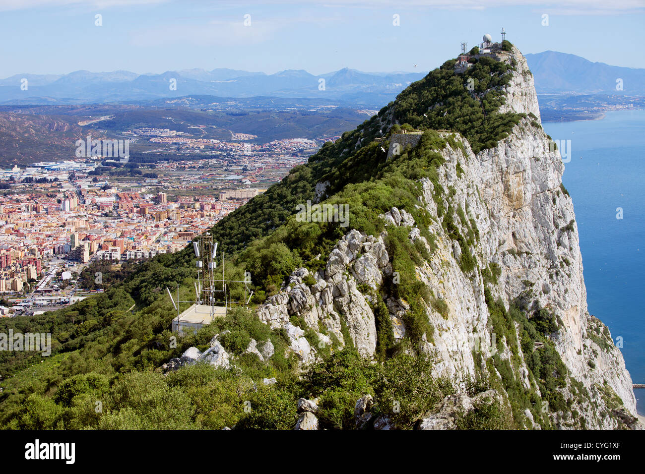 Felsen von Gibraltar nahe der Stadt La Linea in Spanien und Mittelmeer. Stockfoto