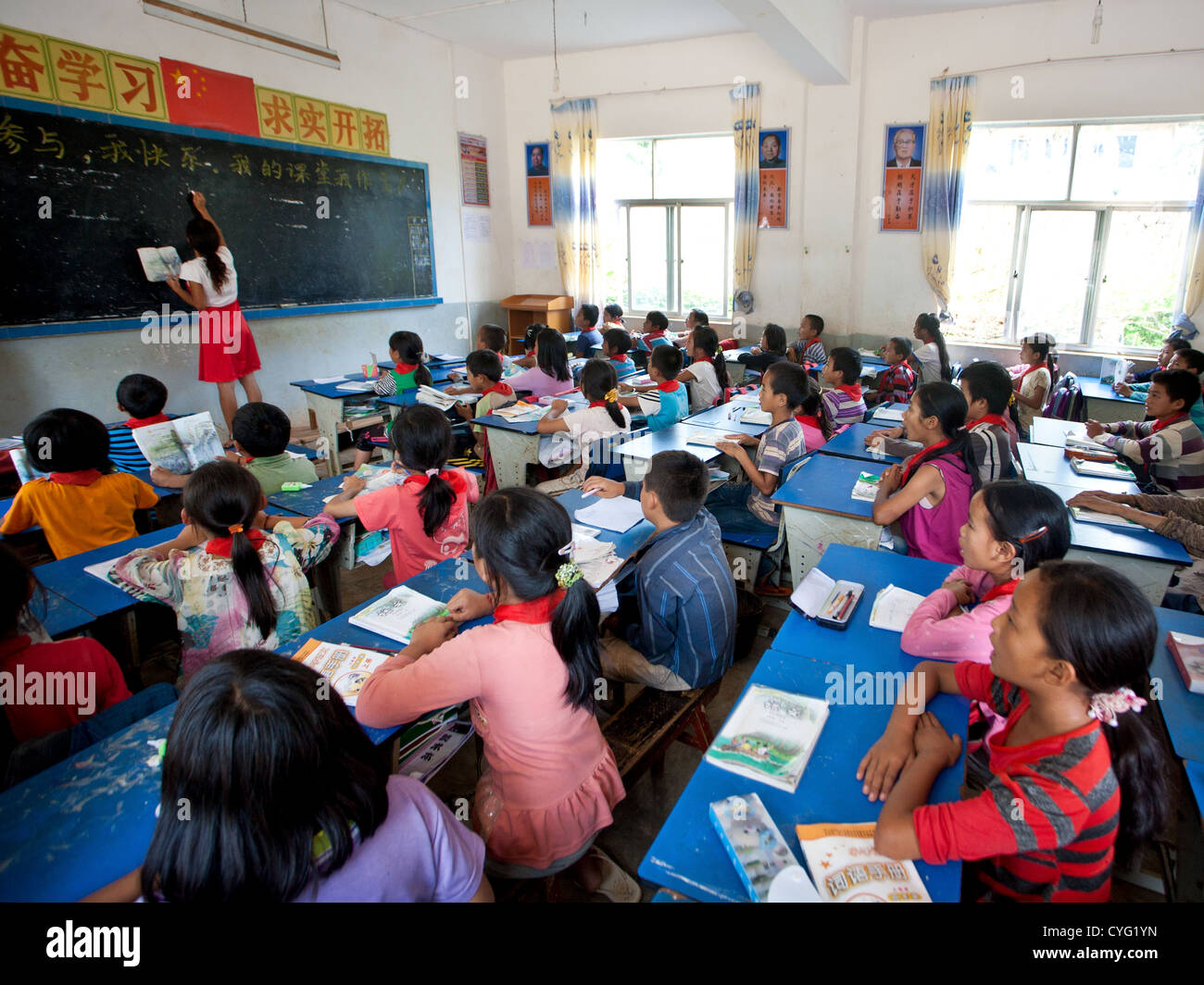 Lehrer schreibt an die Tafel in einer chinesischen Schule in Baiyan in Yunnan Stockfoto