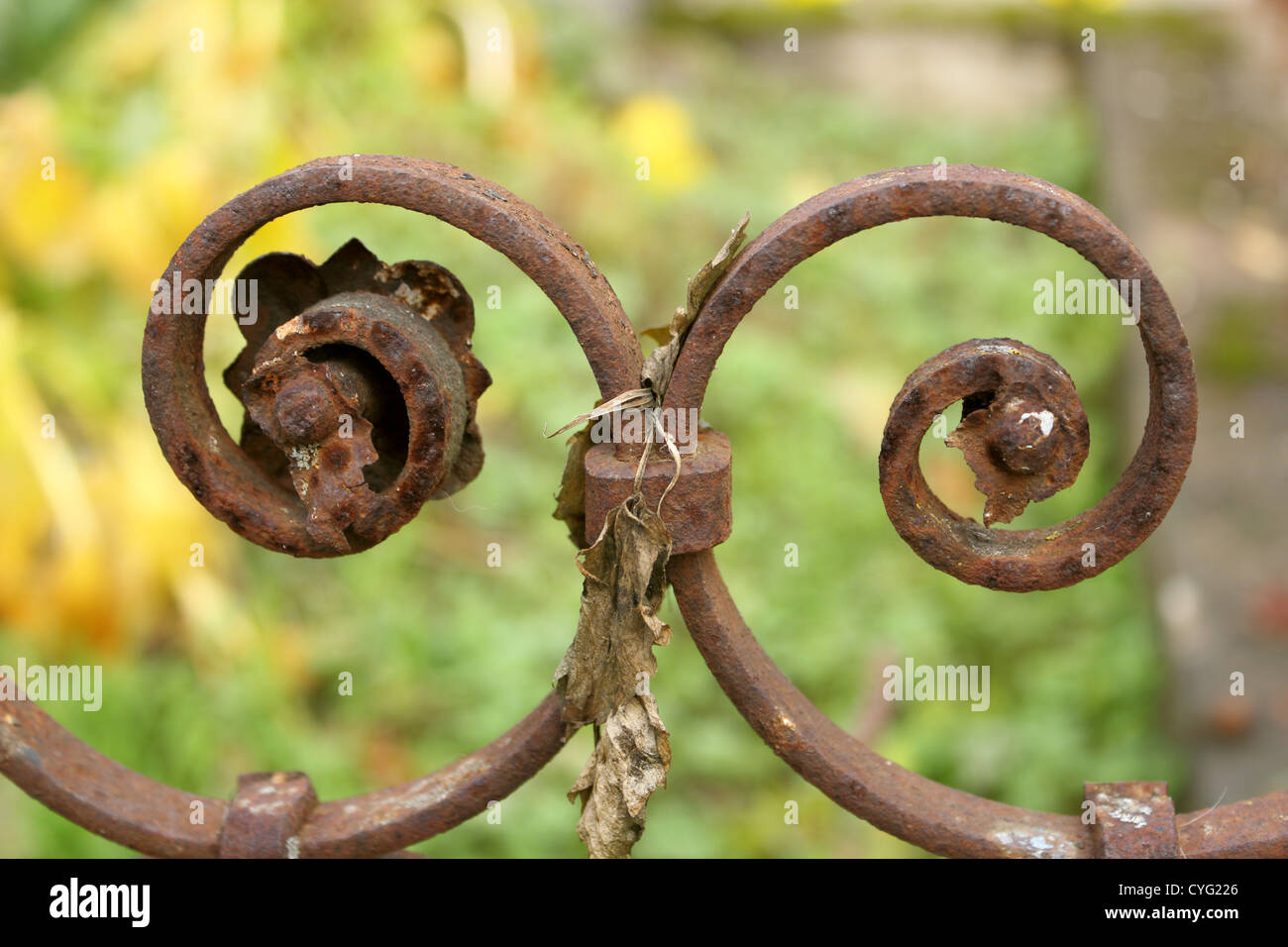 Detail von einem alten verrosteten gusseisernen Zaun Stockfoto