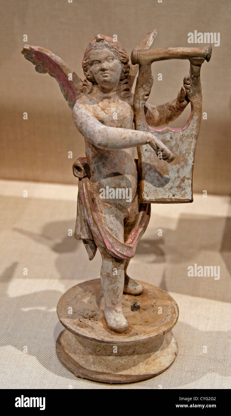 Terrakotta-Statue des Eros spielen eine Leier hellenistischen 3. – 2. Jahrhundert v. Chr. griechische 17 cm Griechenland Stockfoto