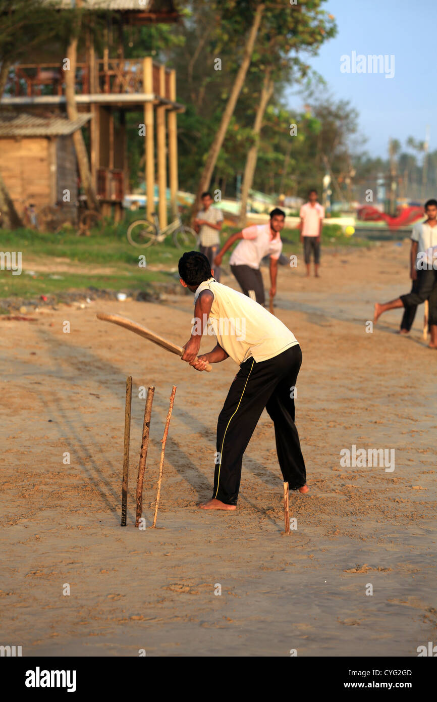Sri Lanka Männer spielen Beach-Cricket am Strand in Weligama Bay, Sri Lanka. Stockfoto