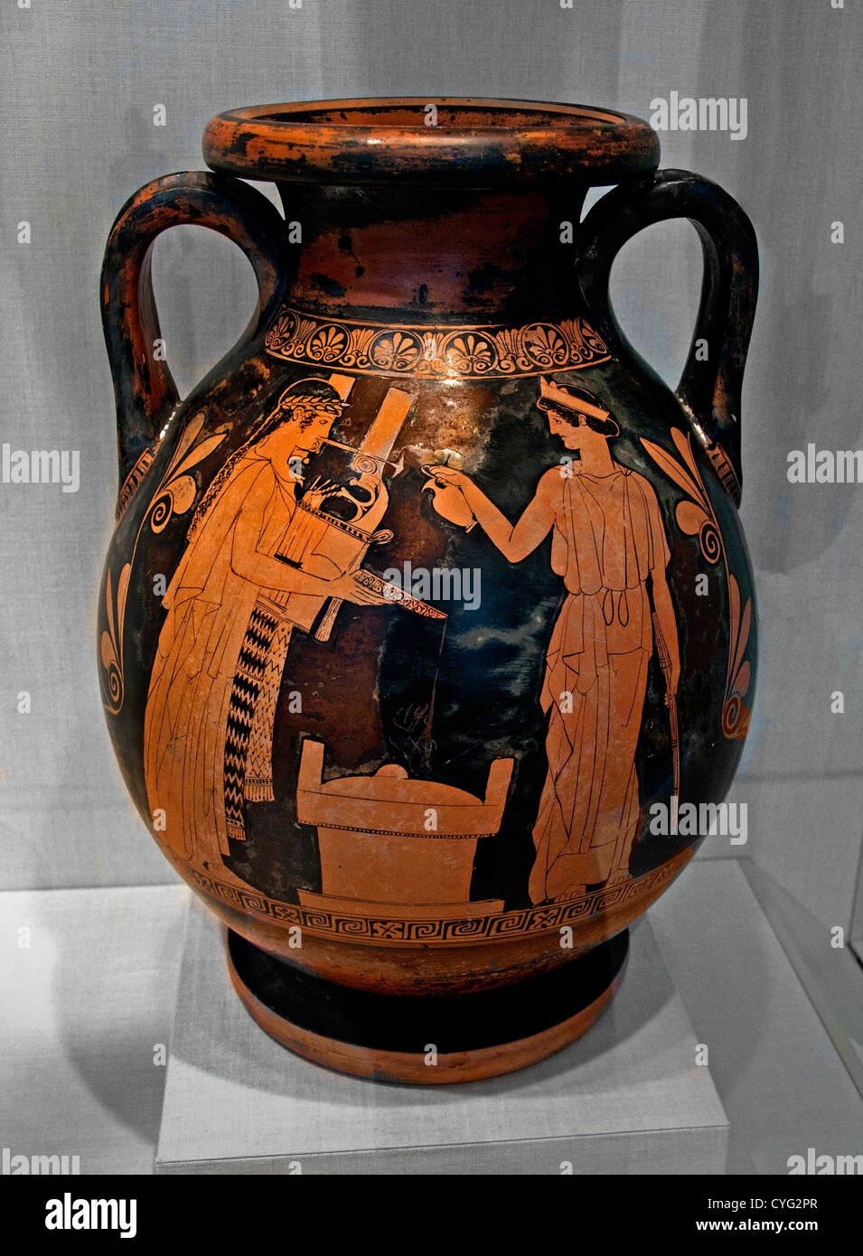 Apollo Kithara Saiteninstrument neun Musen Artemis Terrakotta Peliken Glas 5. Jahrhundert v. Chr. griechische Attic Terrakotta-42 cm Stockfoto