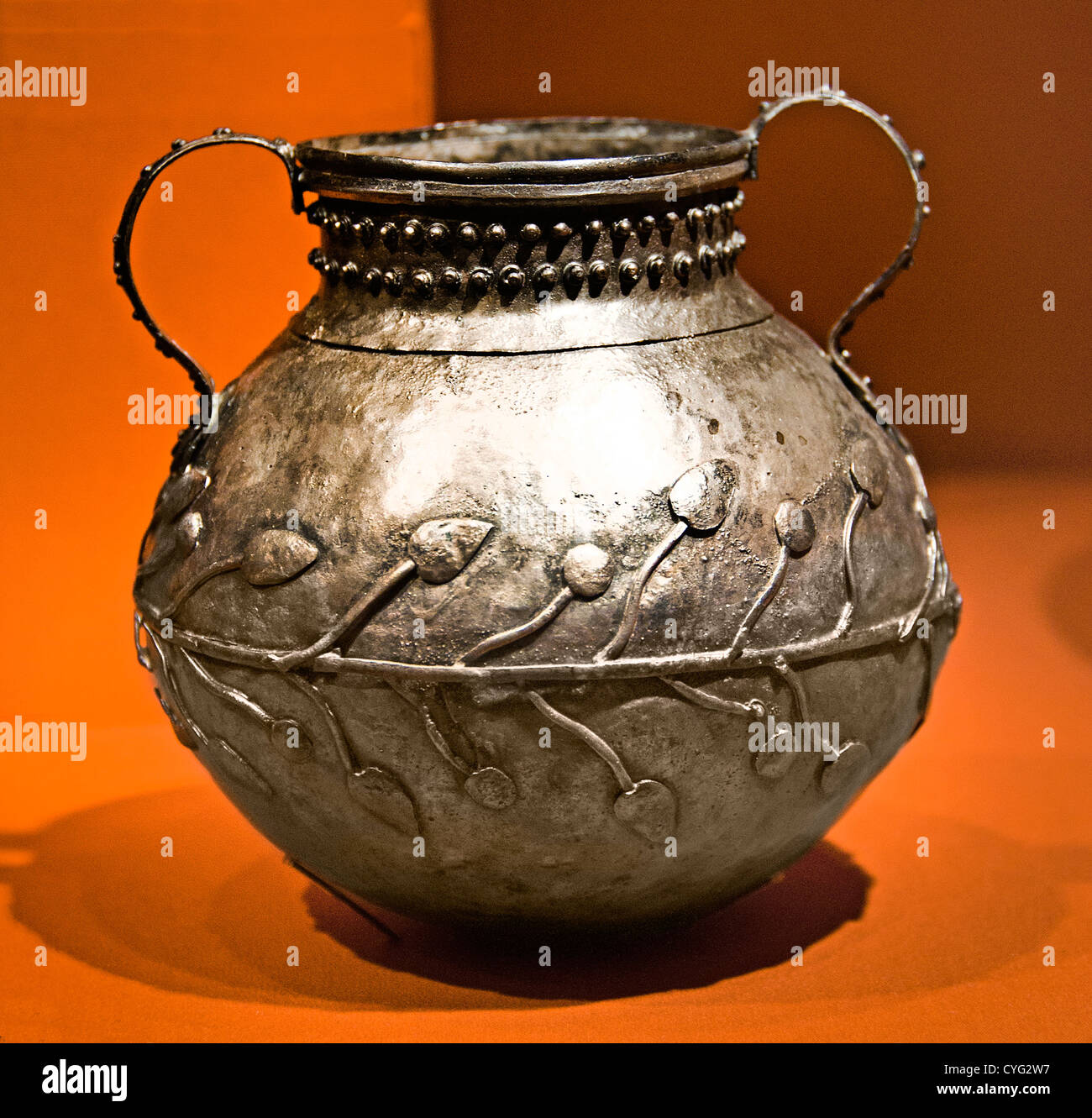 Vase mit Reben, Blätter und Beeren auf den Körper Roman 30 v. Chr. - 30 n. Chr. Ägypten Theben Medinet Habu Djeme Silber 8,5 cm Stockfoto