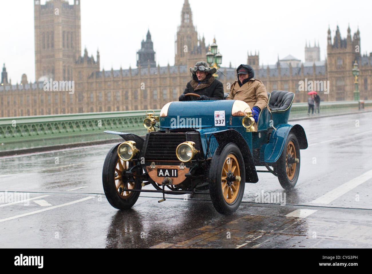 Royal Automobile Club jährliche Veteran Car laufen London to Brighton. 04.11.2012 Bild zeigt No.337 eine 1903 Daimler Gefahren bei Nässe durch Jonathan Montagu Westminster Brücke, eine der vielen klassischen Fahrzeugen, die Teilnahme in der diesjährigen London, Brighton Veteran Car Run 2012 im Hyde Park im Zentrum von London beginnend und endend an der Strandpromenade auf der Sussex Resort von Brighton. Stockfoto