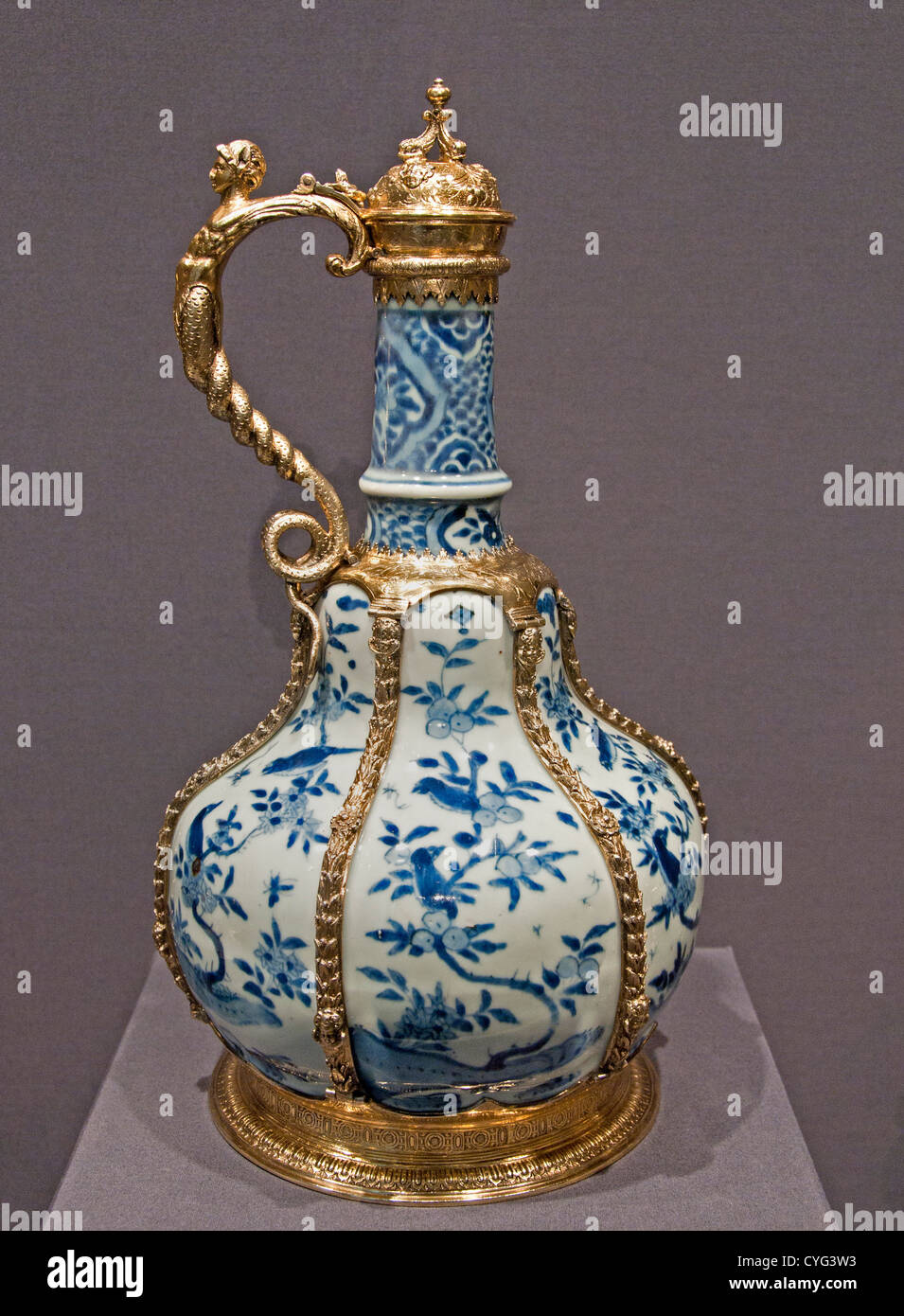 Ewer chinesisches Porzellan Wanli Periode Englisch 1585 London Porzellan Silber Reittiere vergoldet 34,6 cm Stockfoto