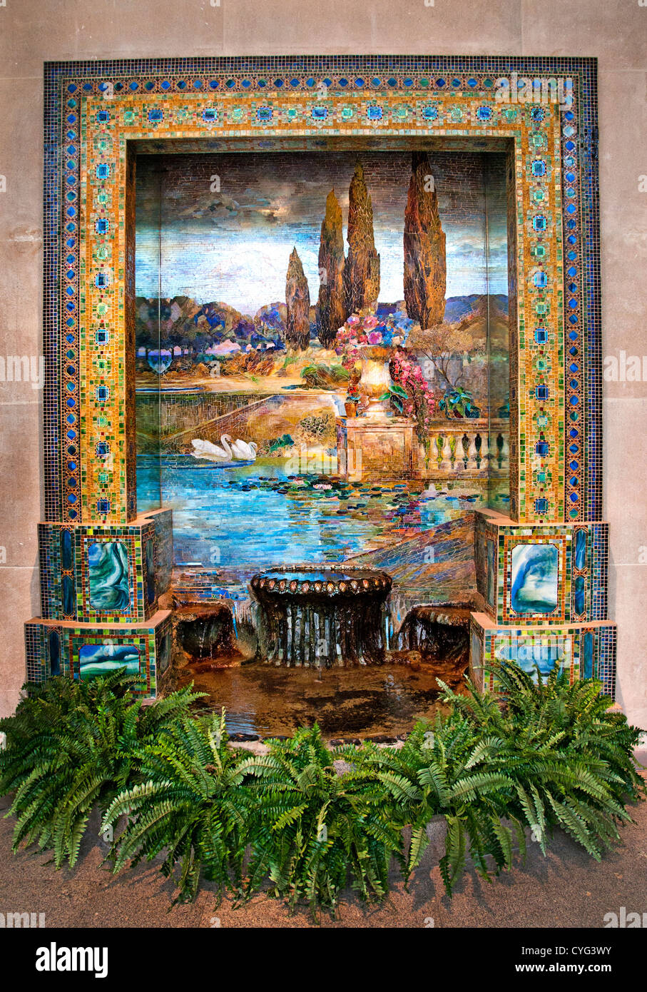 Garten-Landschaft von Louis Comfort Tiffany American New York City 1848 – 1933 Favrile-Glas Mosaik 262 x 289 cm Stockfoto