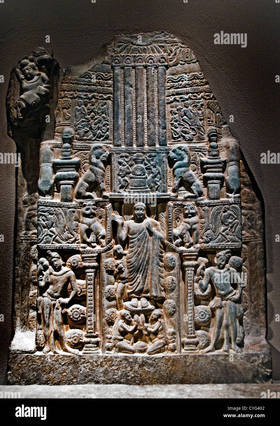 Trommel Platte Buddha stehend, in das Tor der Stupa Ikshvaku 3. Jahrhundert Indien Andhra Pradesh Nagarjunakonda Kalkstein 122cm Stockfoto