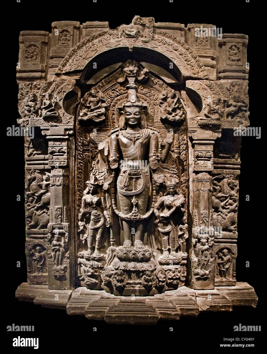 Vishnu mit seiner Gemahlinnen, Lakshmi und Sarasvati Pala 11. – 12. Jahrhundert Indien Bihar, Westbengalen oder Bangladesch schwarz Stein Stockfoto